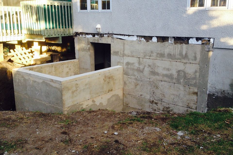 Un mur de béton est en construction devant une maison