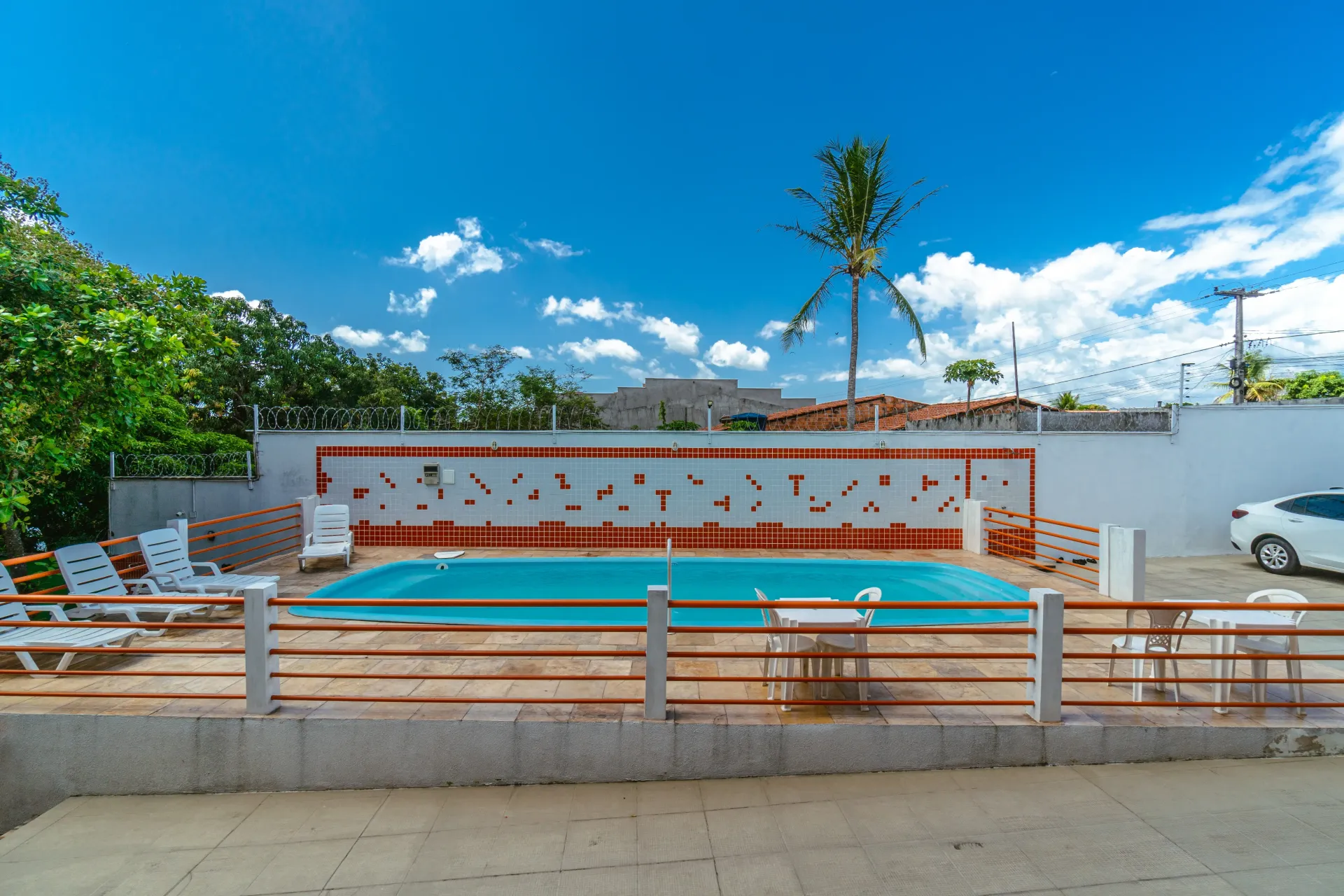 Um grande edifício com uma piscina em frente