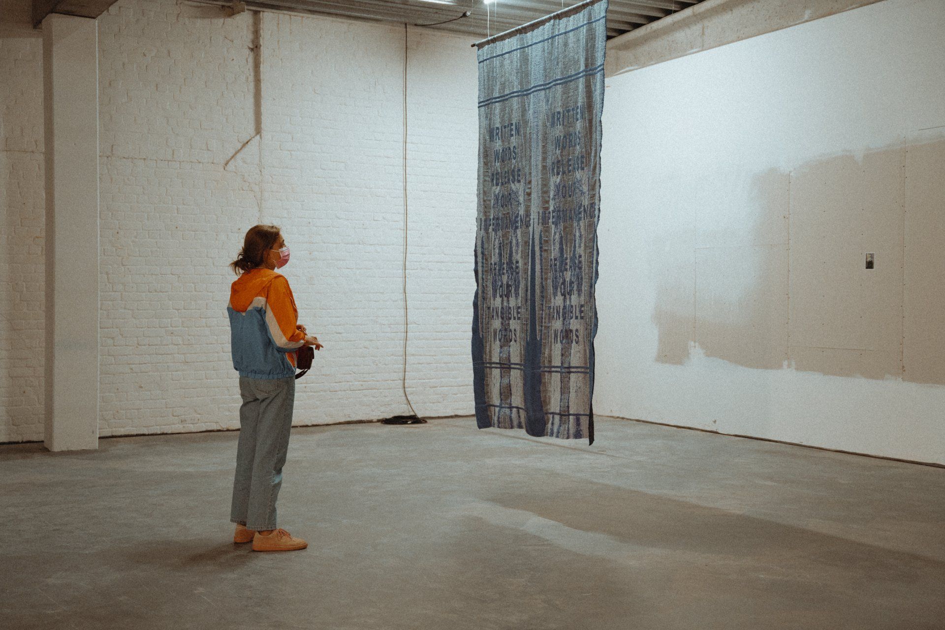 Textiel kunstwerk van Manon Clement dat te zien was op Konvooi Festival 2021 in Brugge.