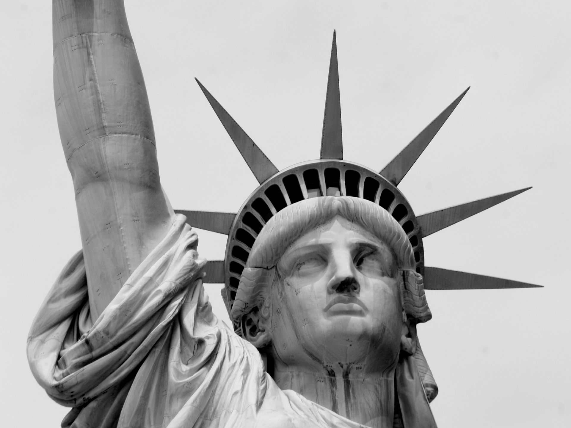 A black and white photo of the statue of liberty.