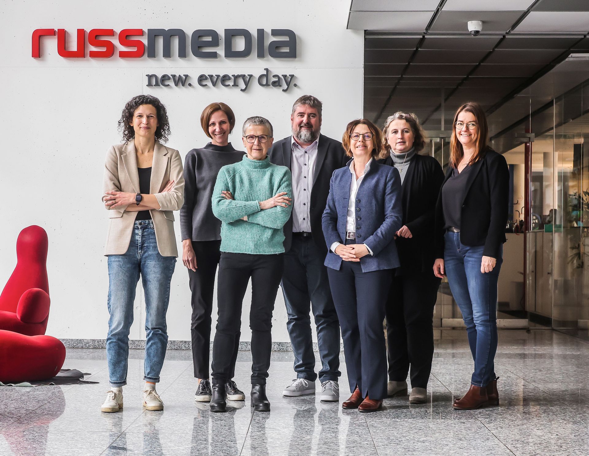 Gruppenbild der Jury im Foyer von Russmedia
