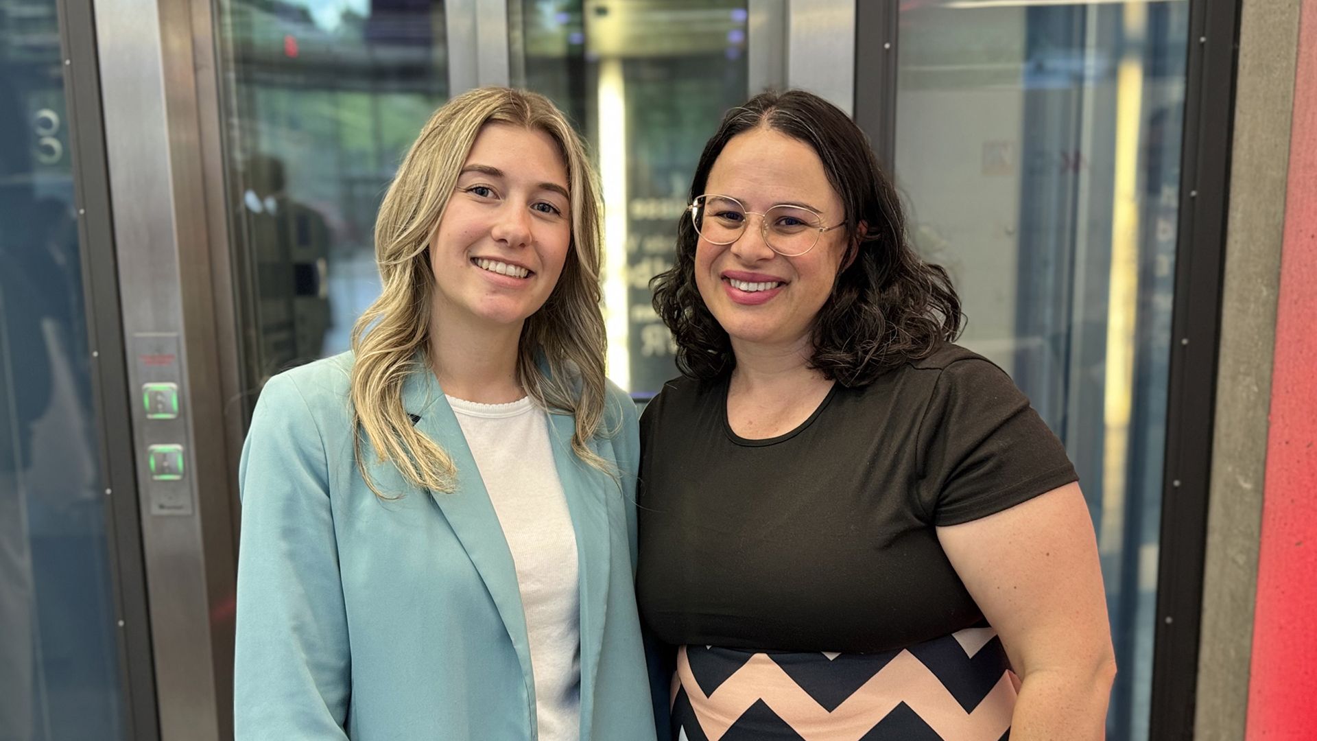 Sarah Raid, Office Management Key Account Russmedia, und Bettina Prassl, Künstlerin, die die Skulpturen angefertigt hat.