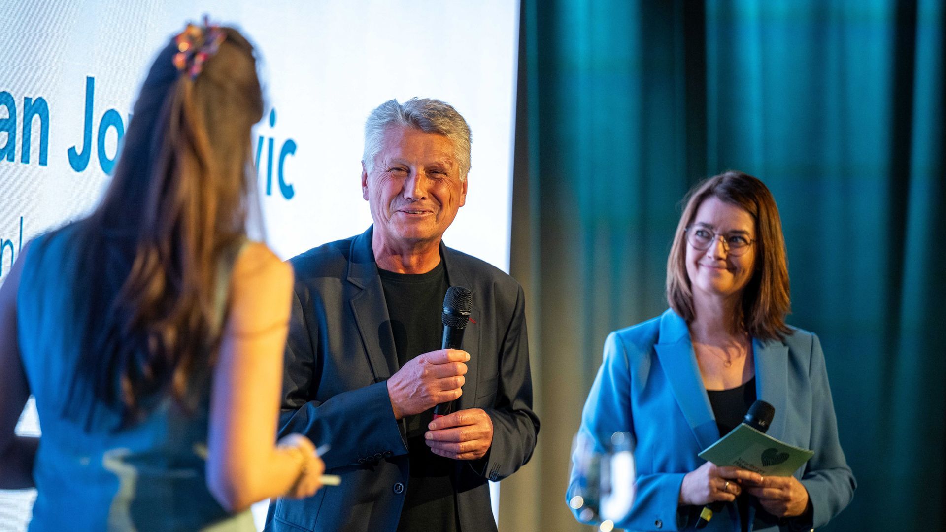 Dragan Jovanovic, Preisträger KATEGORIE KRANKENHAUS, wird auf der Bühne interviewt. 