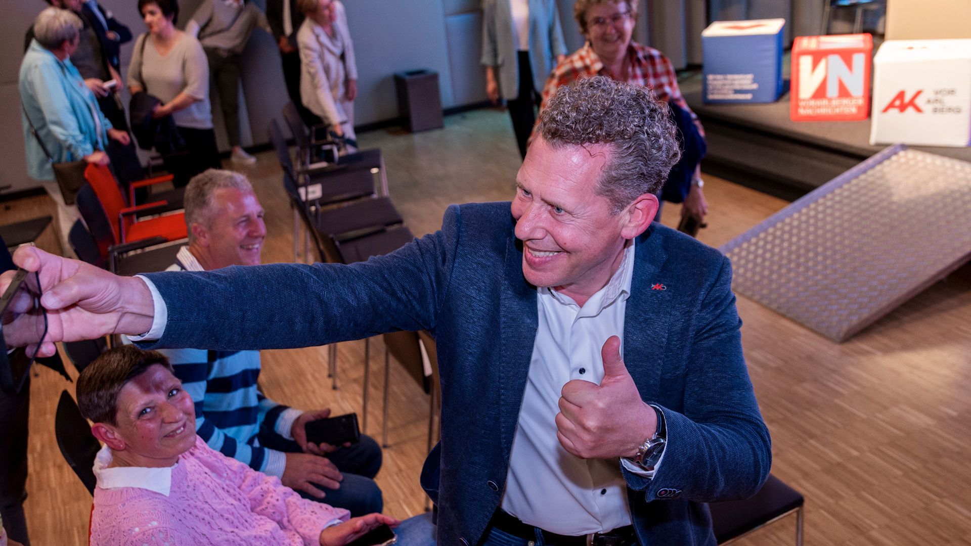 Bernhard Heinzle macht ein Selfie vor der Bühne.
