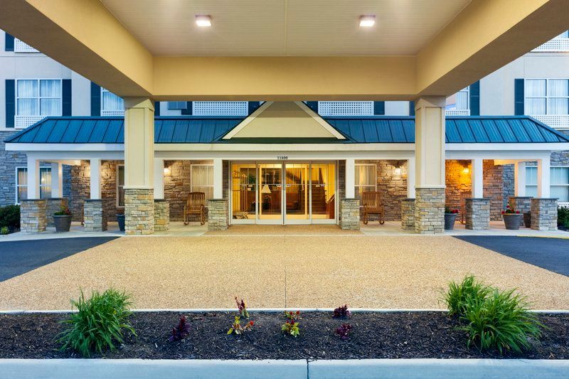 The entrance to a hotel with a blue roof