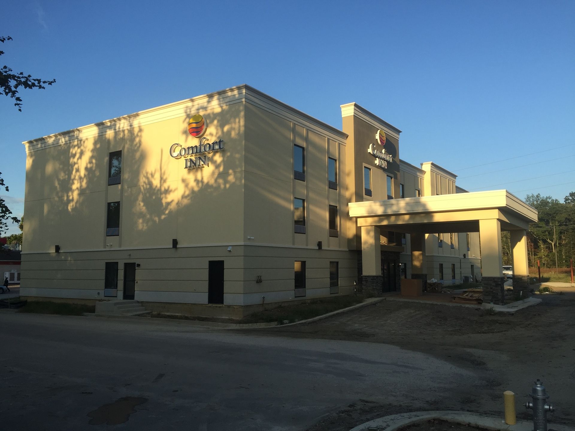 A large building with the word comfort inn on it