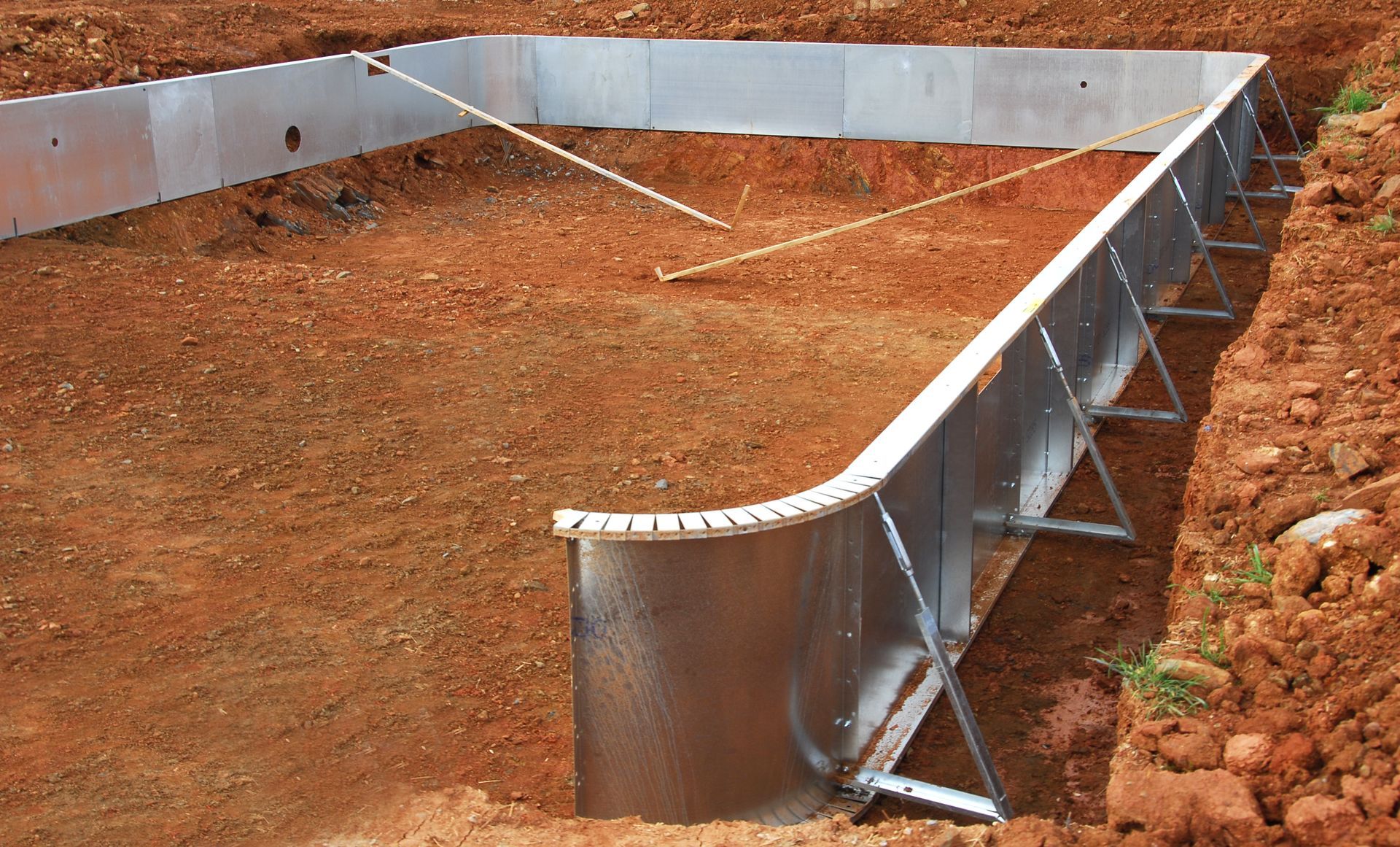 the sidewalls of a vinyl lined pool being built