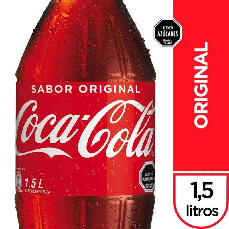 Botella de Coca-Cola. Etiqueta roja con logo blanco y la leyenda 