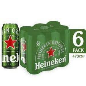 Un paquete de seis latas de cerveza Heineken verdes con una sola lata al lado del paquete.