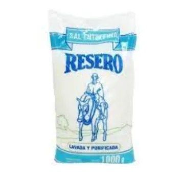 Bolsa blanca de sal de Resero con etiqueta azul y dibujo de una persona sobre un burro.