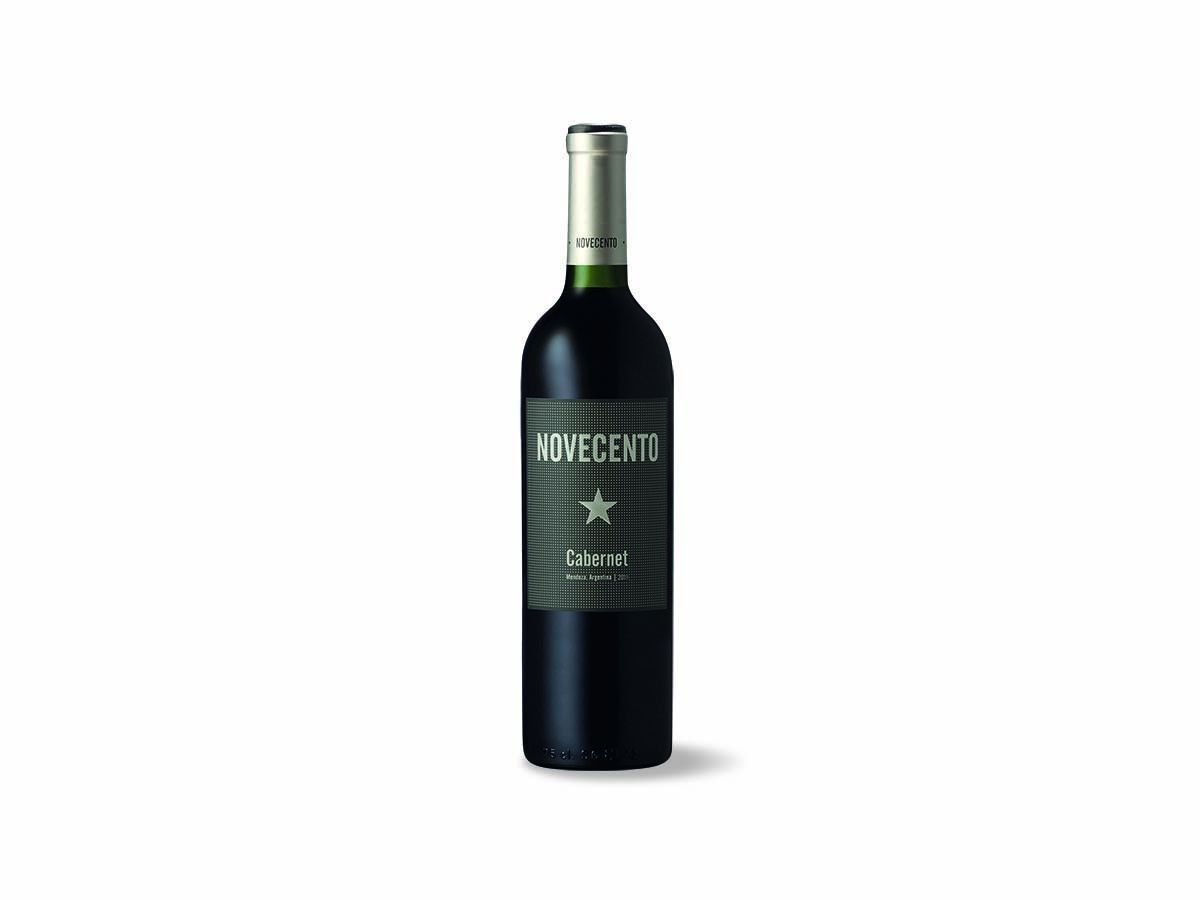 Botella de vino con etiqueta verde y negra.