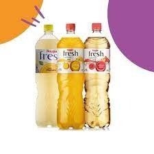 Tres botellas de zumo de frutas Fres Fresh: limón, naranja y frutos rojos, sobre fondo blanco.