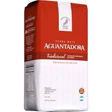 Paquete rojo y blanco de Té Yerba Mate AguantaDora, sabor “Tradicional”, con logo y texto.
