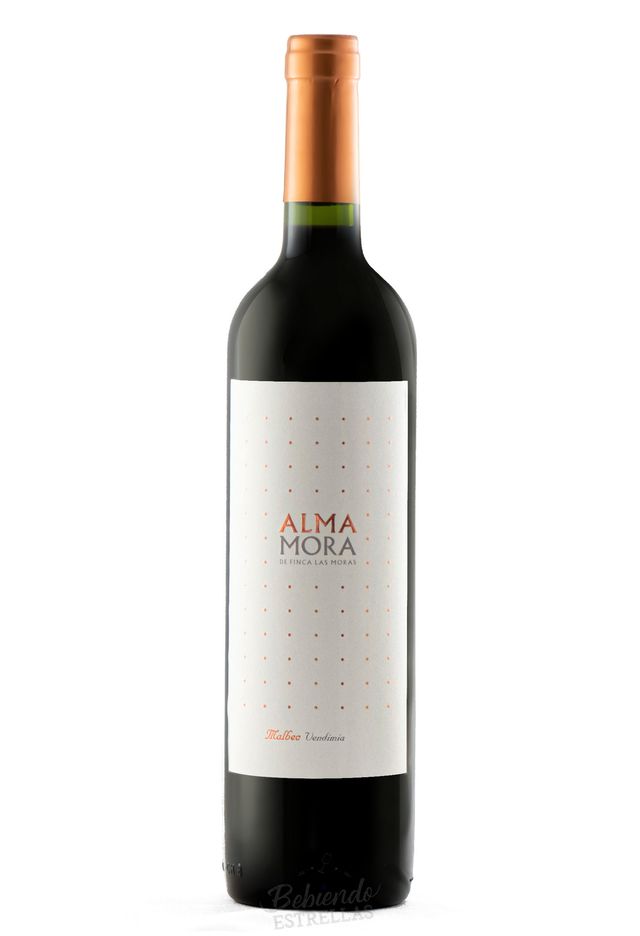Botella de vino Alma Mora Malbec con etiqueta blanca y tapa naranja.