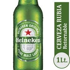 Botella de cerveza Heineken verde con logotipo de estrella roja; la etiqueta verde y blanca dice 
