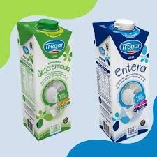 Dos cartones de leche Trega: desnatada (verde) y entera (azul) sobre un fondo de color.