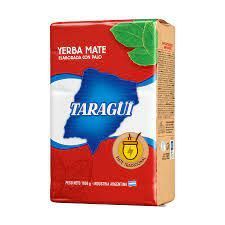 Paquete de yerba mate Taragui rojo y blanco con mapa azul y hojas verdes.