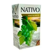 Caja de vino blanco Nativo con uvas y viñedo al fondo.
