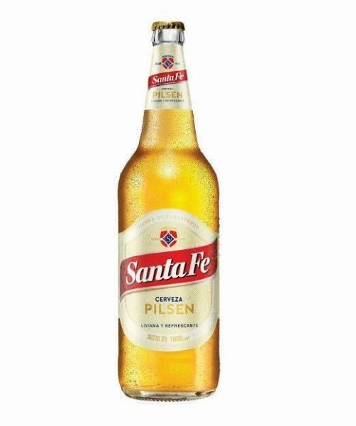 Botella de cerveza Santa Fe Pilsen con etiqueta roja y blanca.