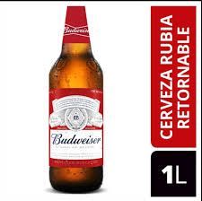 Botella de cerveza Budweiser con etiqueta roja. 