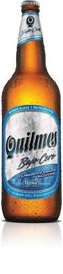 Una botella de cerveza Quilmes con etiqueta azul y plata.