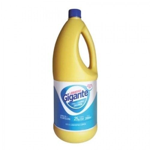 Botella de plástico amarilla de lejía “Gigante” con etiqueta azul y blanca.