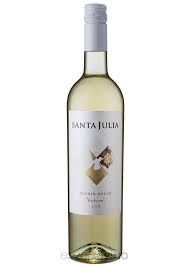 Botella de vino blanco Santa Julia, etiqueta con texto, colores blanco y oro claro.