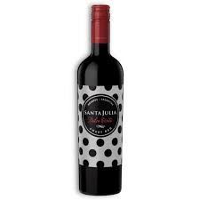 Botella de vino Santa Julia Malbec con etiqueta de lunares.