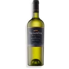 Botella de vino Trumpeter Sauvignon Blanc.