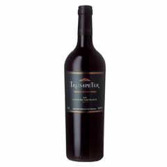 Botella de vino tinto, Trumpeter, con etiqueta oscura.