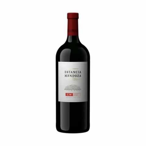 Botella de vino Estancia Mendoza CM, color rojo oscuro, con etiqueta blanca.