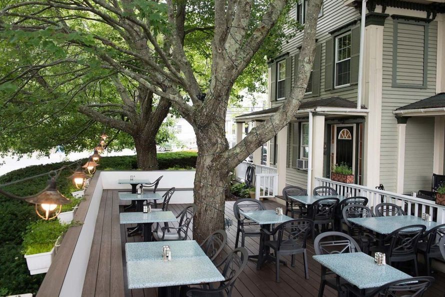 thistle-inn-deck-dining