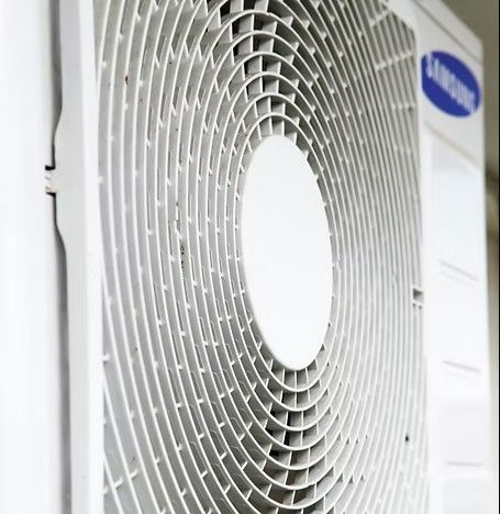 Condizionatore d'aria Samsung bianco, vista esterna.