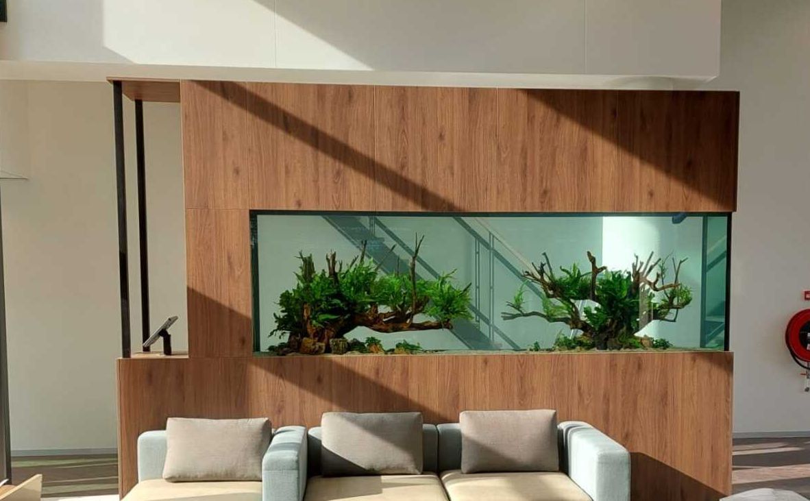 Een kantoor met een bank en een aquarium