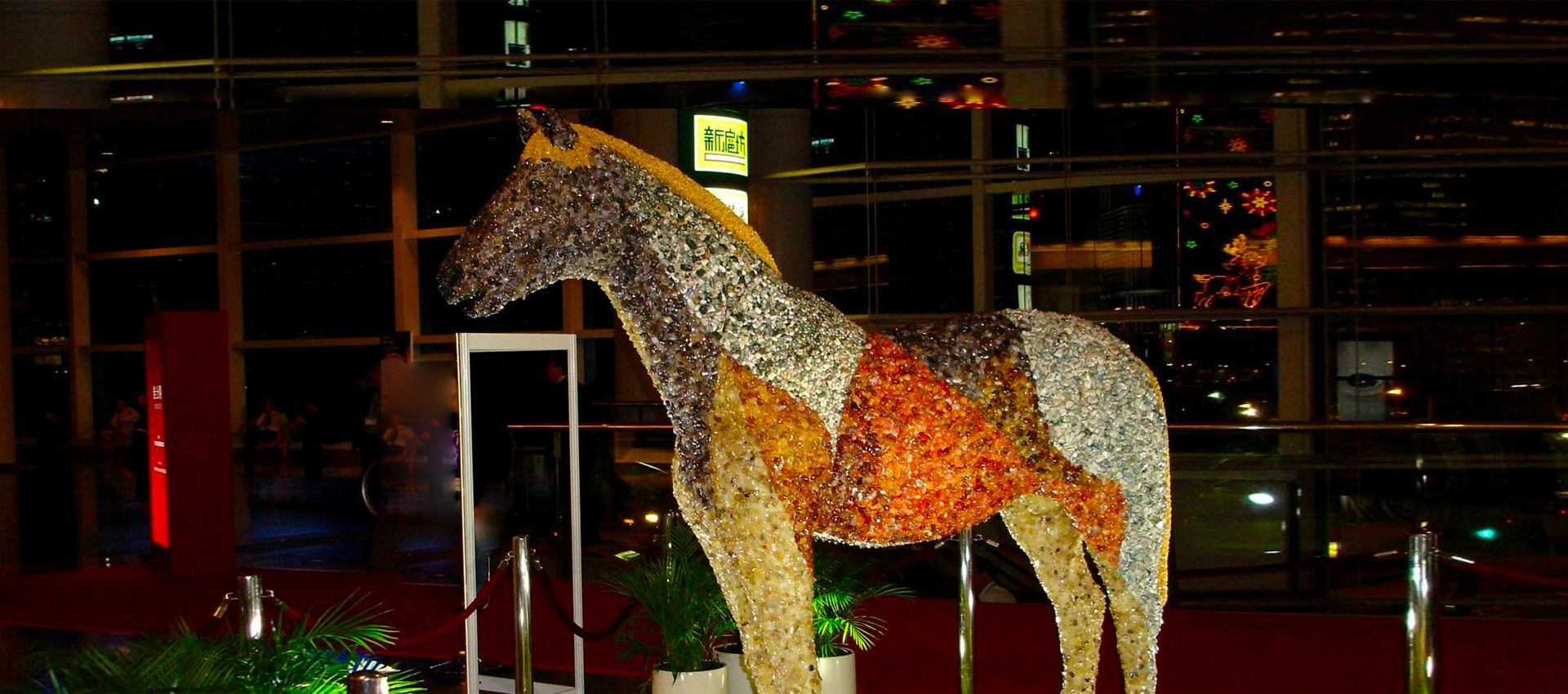 cavallo ricoperto interamente di pietre e gemme preziose