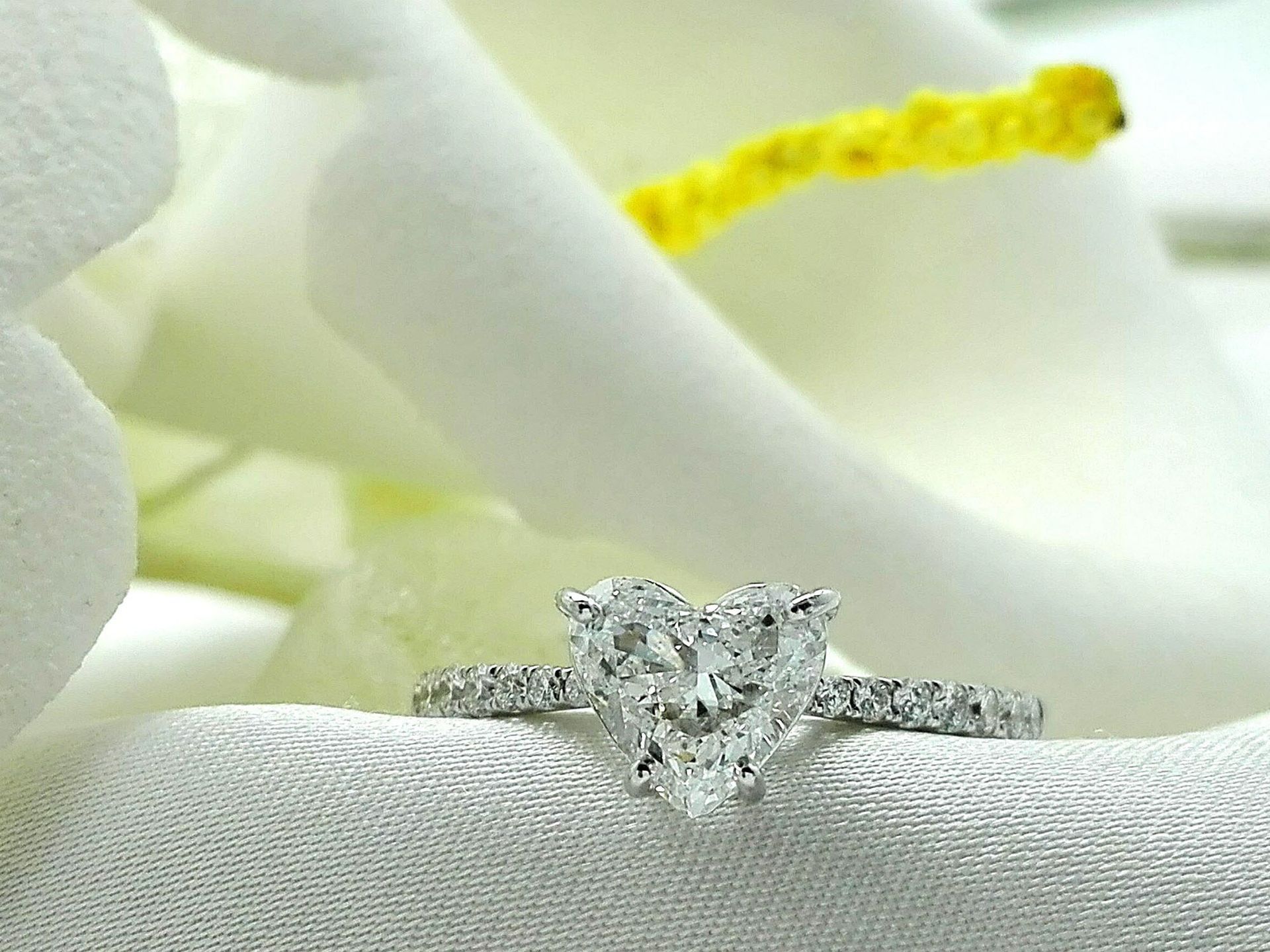 anello in oro con diamante a forma di cuore