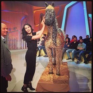 cavallo ricoperto interamente di pietre e gemme preziose