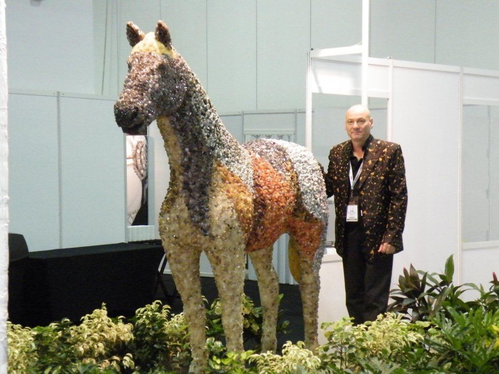 cavallo ricoperto interamente di pietre e gemme preziose
