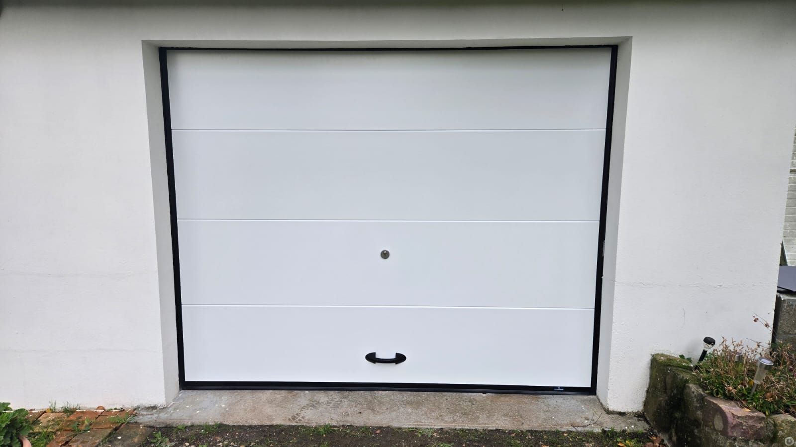 Porte de garage blanche installée au Havre