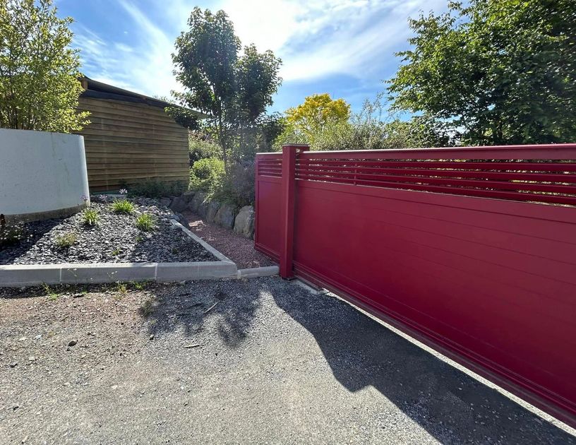 portail coulissant rouge aluminium