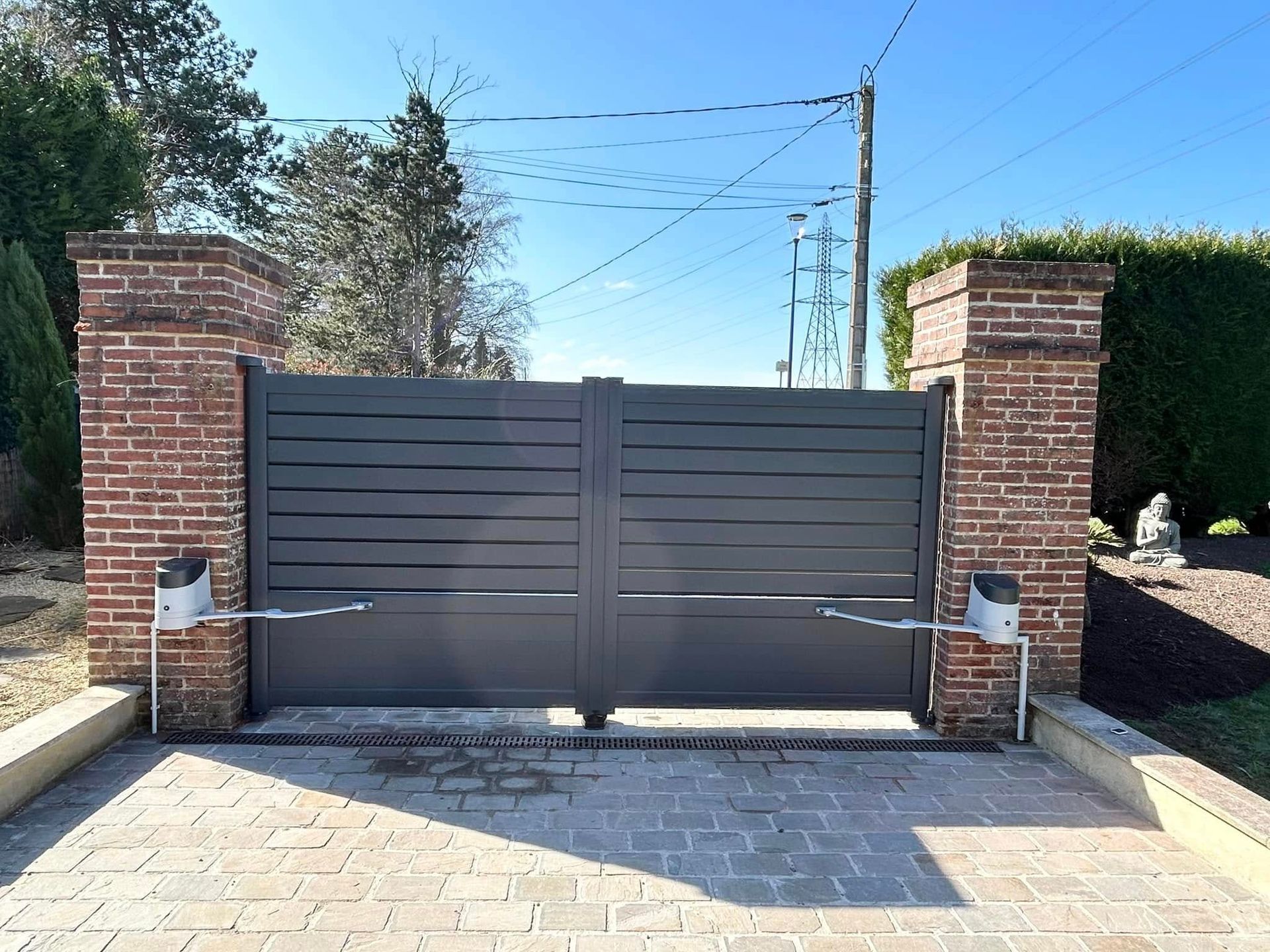 Un portail aluminium gris 