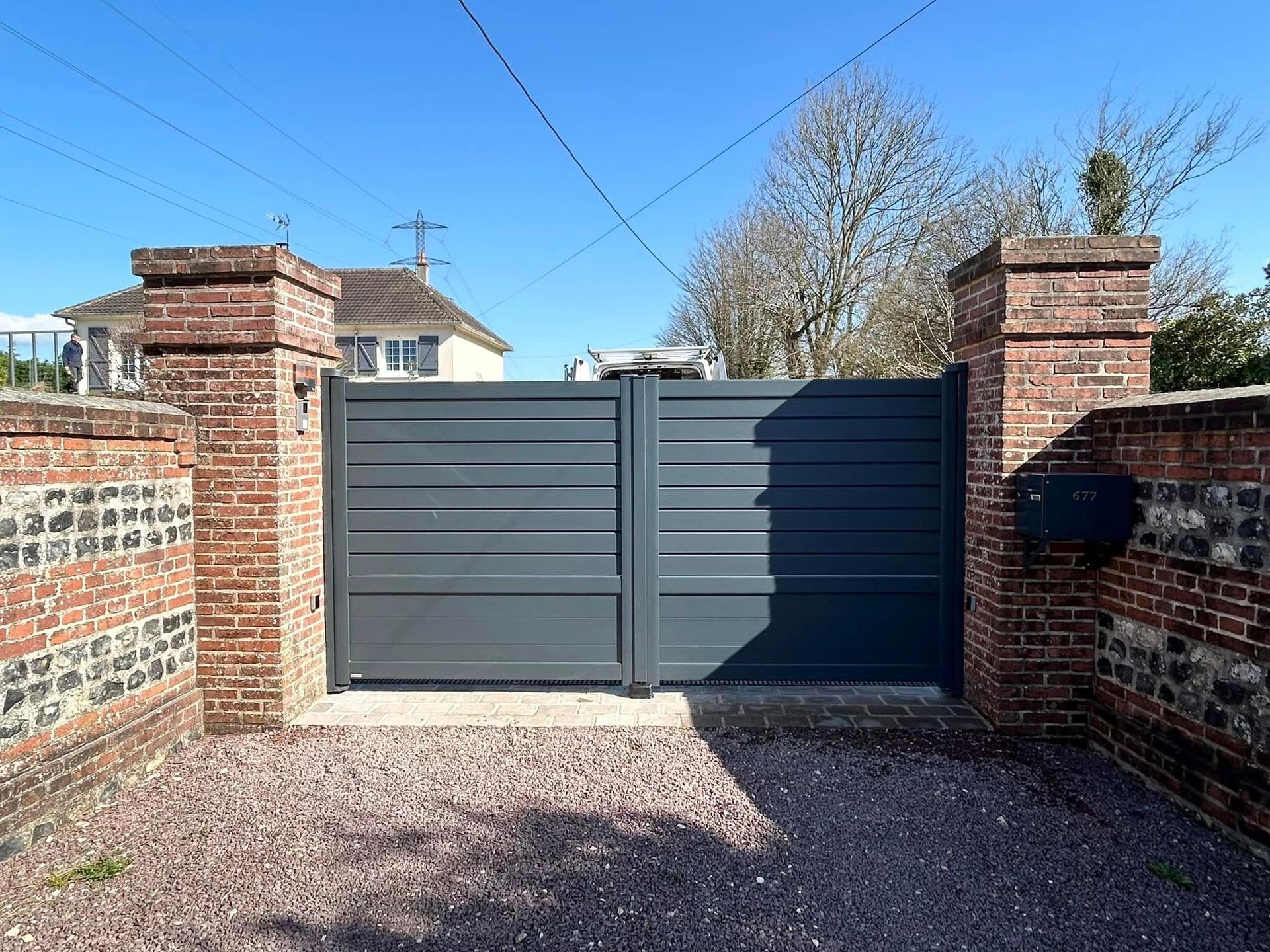 Un portail aluminium gris foncé, 