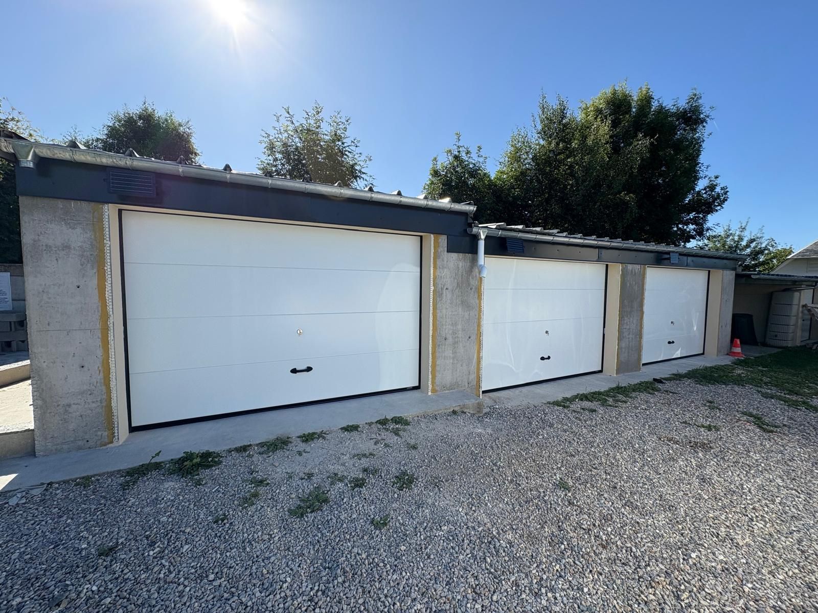 Trois portes de garage en PVC