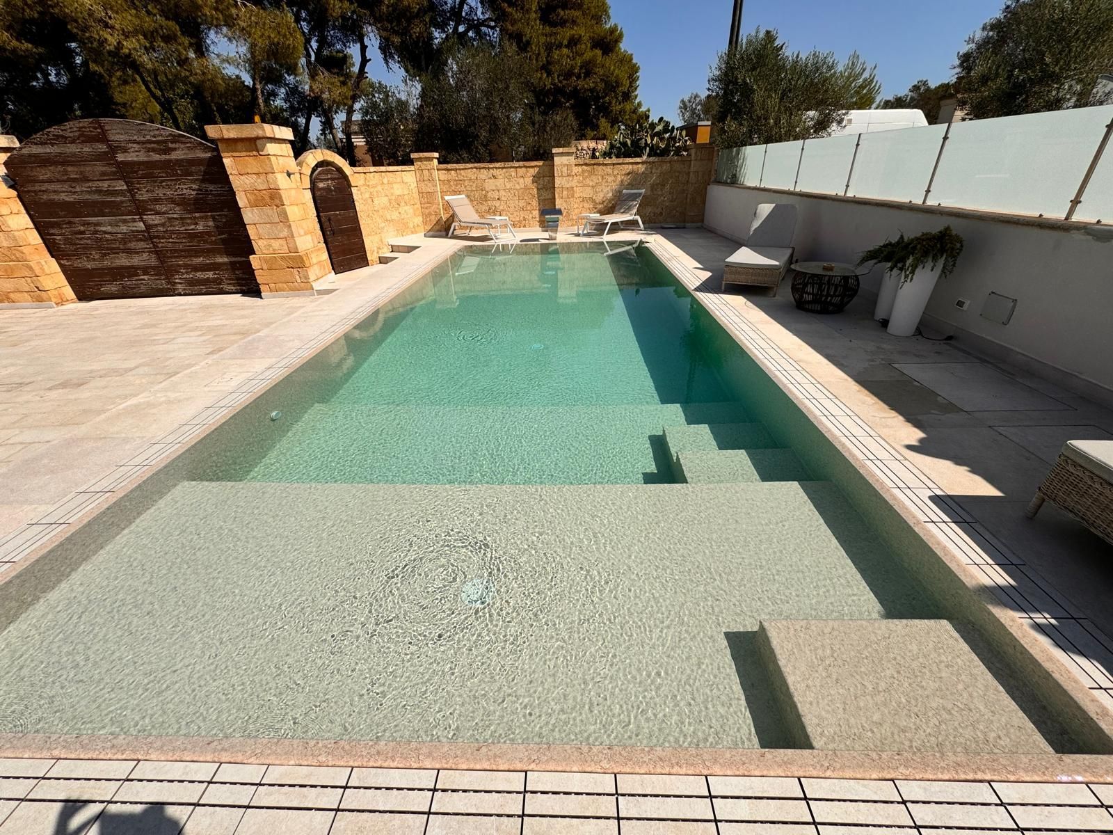 piscina semi-interrata a sfioro realizzata in provincia di lecce torre suda racale
pool design group touch sublime