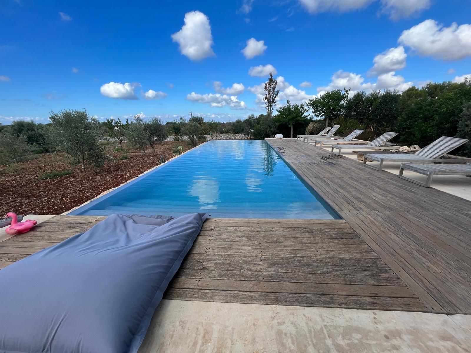piscina infinity su 2 lati con telo grigio scuro renolit alkorplan t2000 light grey pool design group