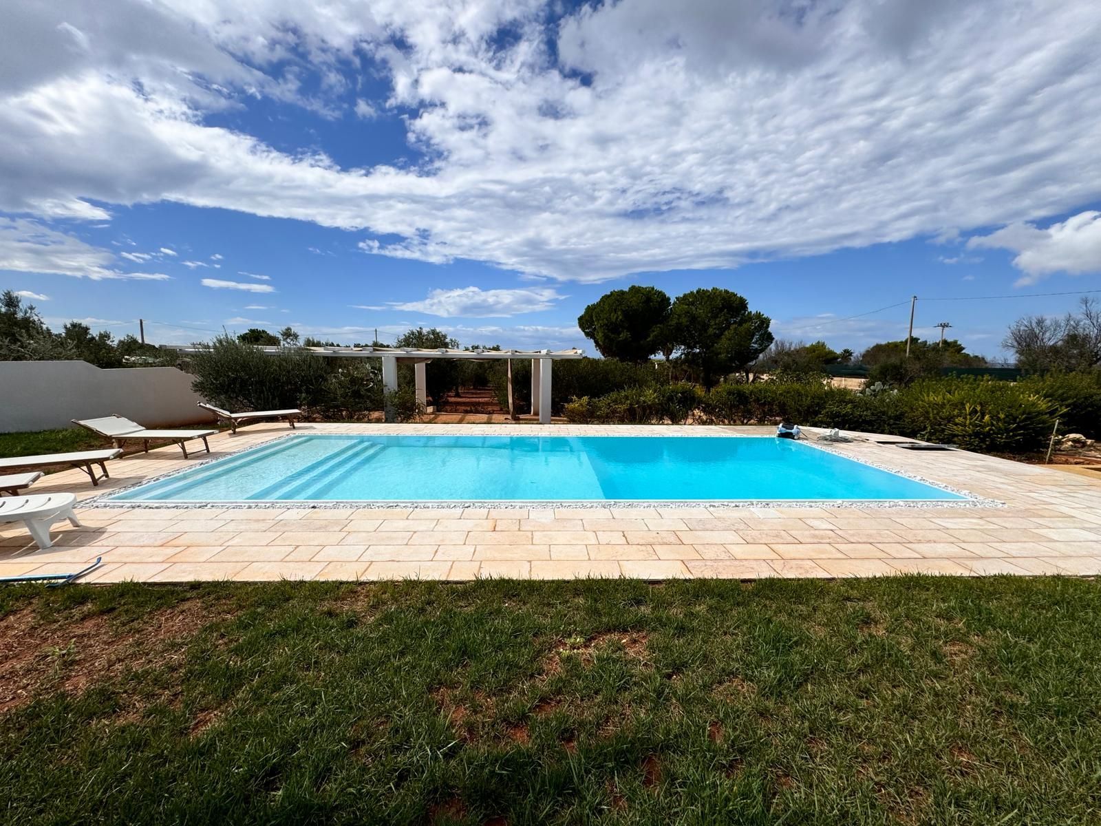 piscina a sfioro perimetrale colore telo bianco con personalizzazione telo alkorplan touch vanity poolm design group