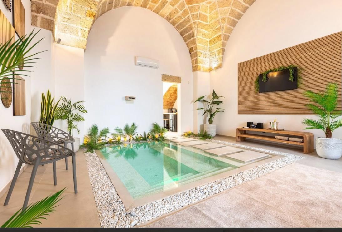 piscina indoor a sfioro perimetrale pool design group telo interno renolit alkorplan vogue vintage