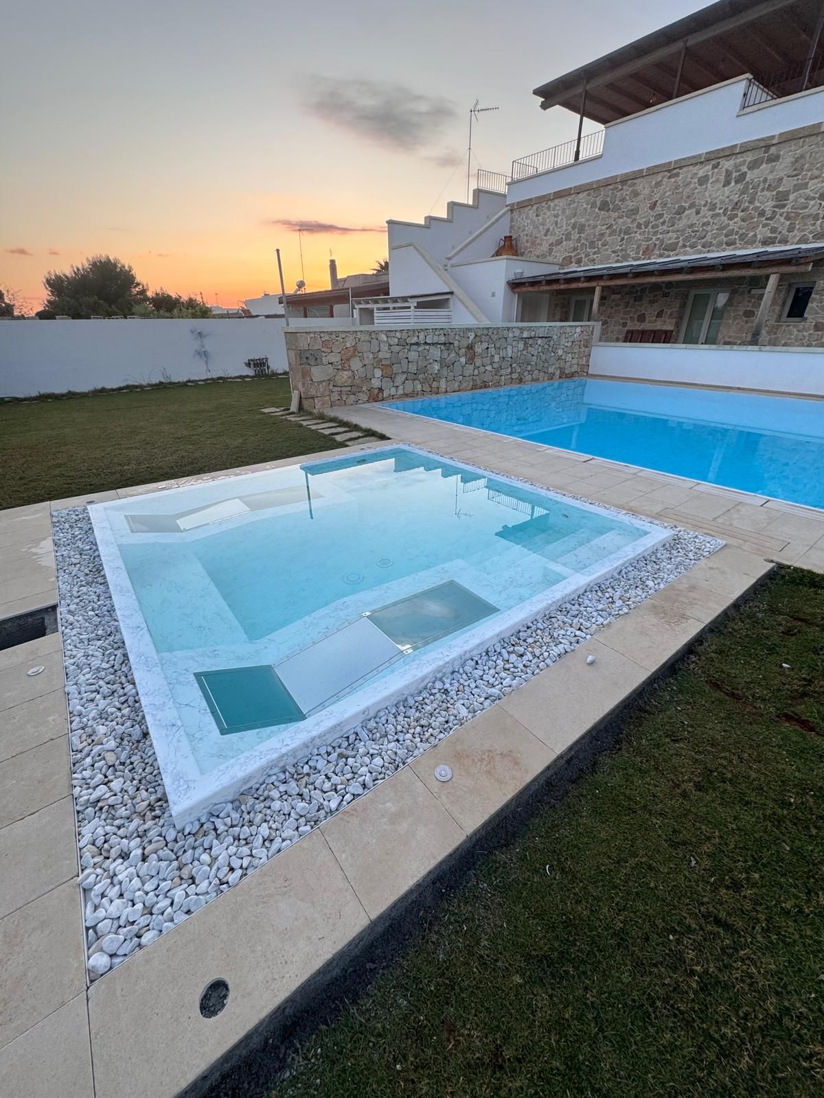 piscina a sfioro con telo renolit alkorplan touch vanity pool design group DIMORA LE SITE TORRE SUDA RACALE