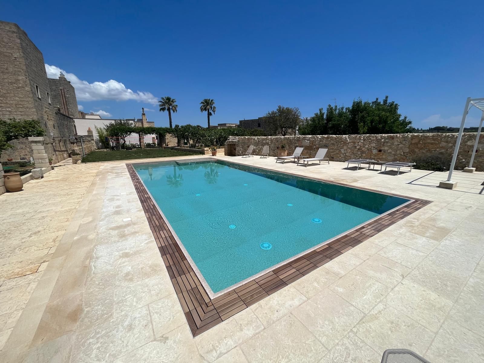 piscina a sfioro con griglia modulartem pool design group