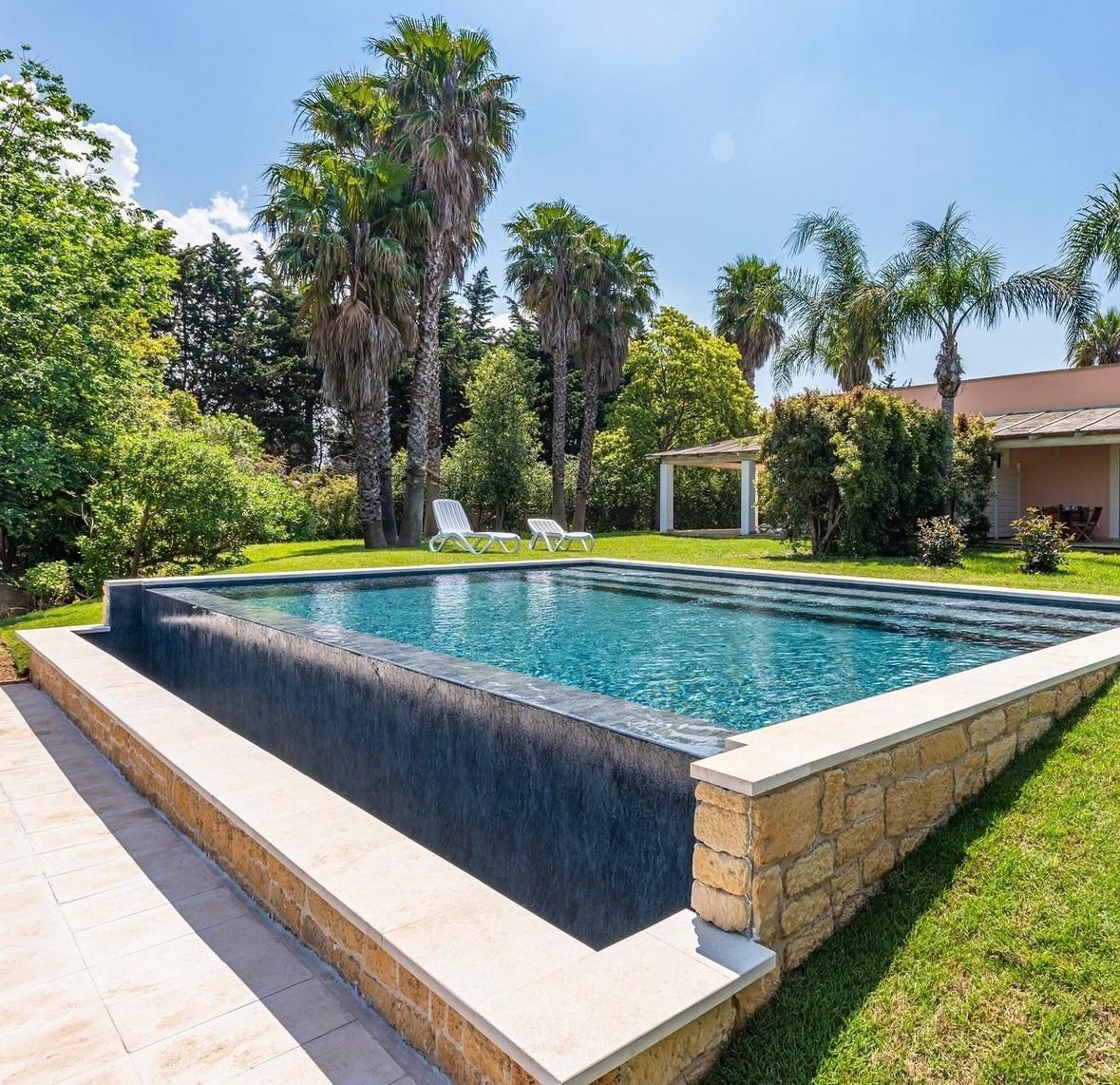 piscina interrata infinity realizzata in provincia di lecce gallipoli colore nero elegance
pool design group